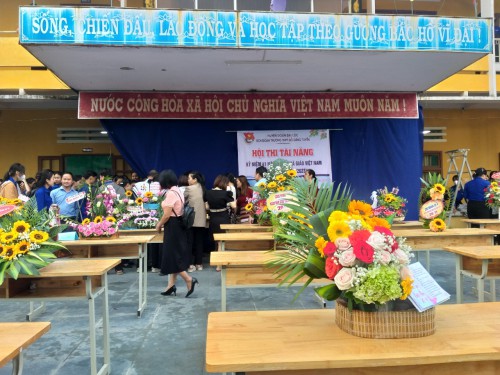 Hội thi cắm hoa chào mừng Ngày Nhà giáo Việt Nam