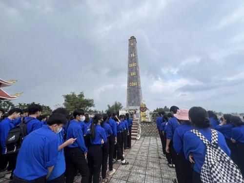 Ngày 7/12/2024 BCH Đoàn trường THPT Đỗ Đăng Tuyển tổ chức lễ Viếng hương Nghĩa trang liệt sĩ xã Đại Thắng