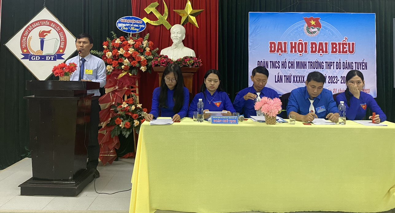 Thầy giáo Nguyễn Ngọc Bảo - Bí thư chi bộ, Hiệu trưởng nhà trường phát biểu chỉ đạo Đại hội