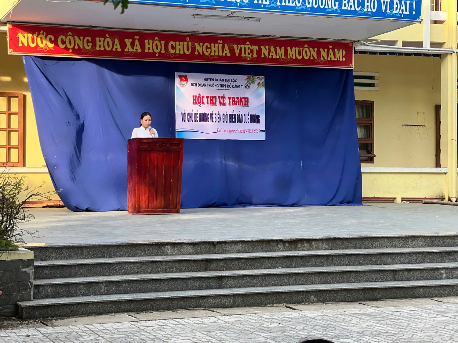 ĐOÀN TRƯỜNG TỔ CHỨC HỘI THI VẼ TRANH VỚI CHỦ ĐỀ "HƯỚNG VỀ BIÊN GIỚI...