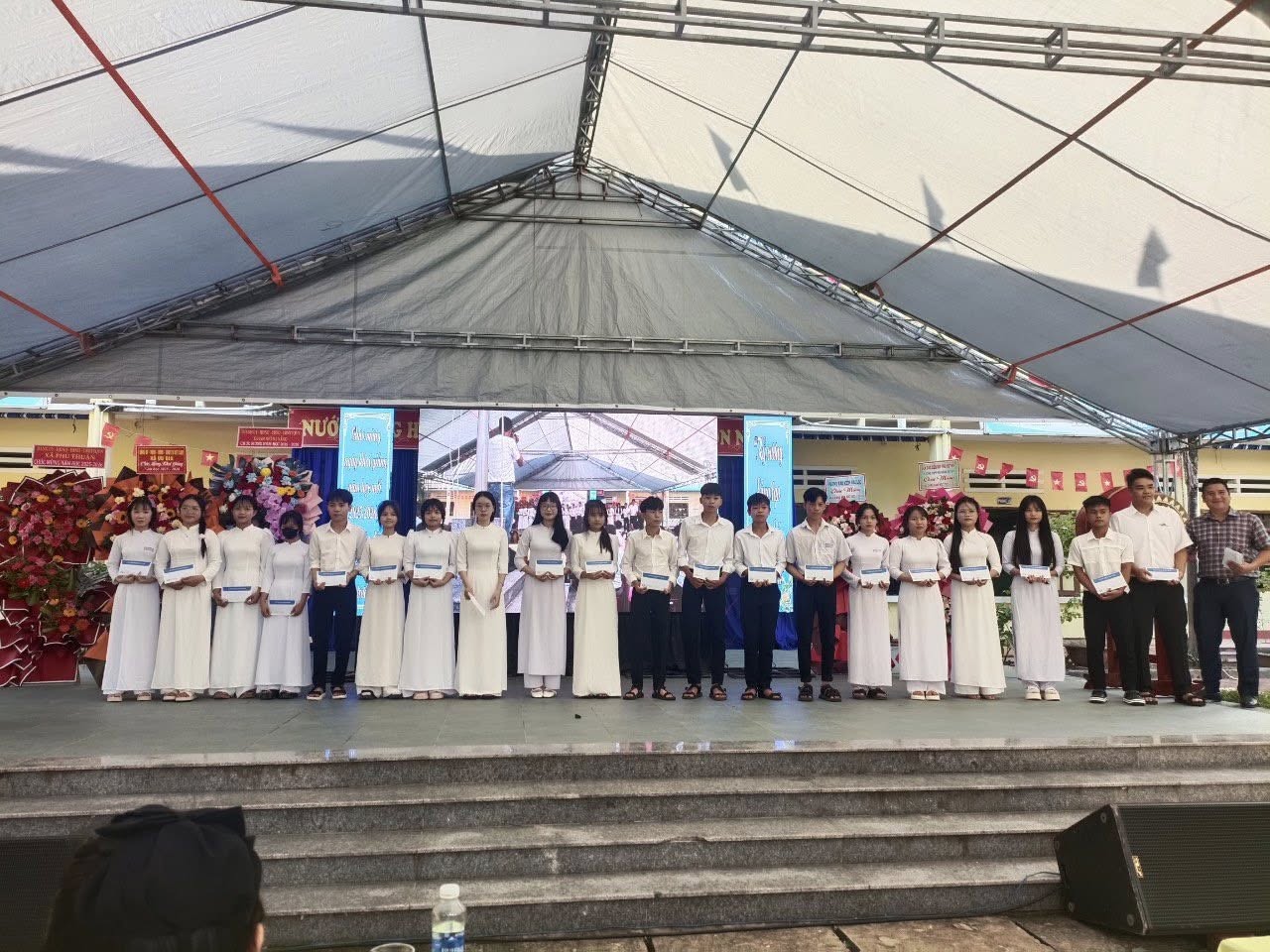 CHƯƠNG TRÌNH TRAO HỌC BỔNG DỊP KHAI GIẢNG NĂM HỌC MỚI