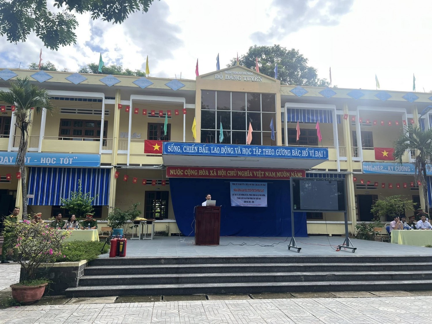 NGOẠI KHÓA GIÁO DỤC, TUYÊN TRUYỀN PHÁP LUẬT “LUẬT TRẬT TỰ, ATGT...