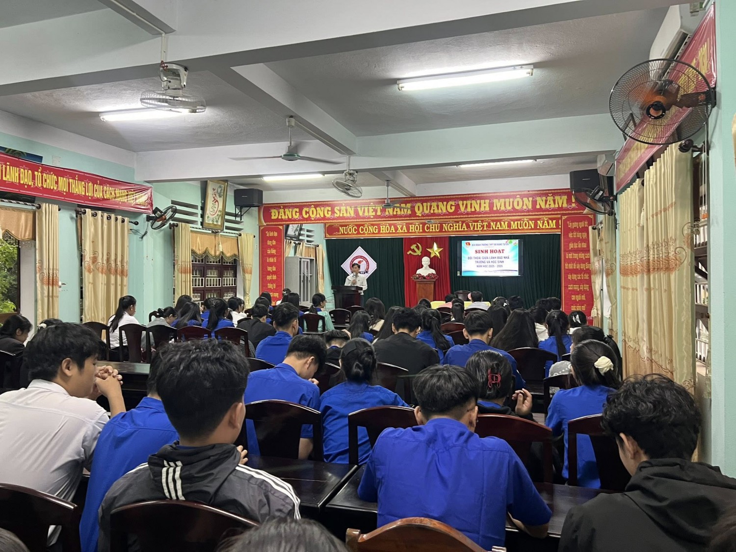 ​  SINH HOẠT ĐỐI THOẠI GIỮA LÃNH ĐẠO NHÀ TRƯỜNG VÀ HỌC SINH ​