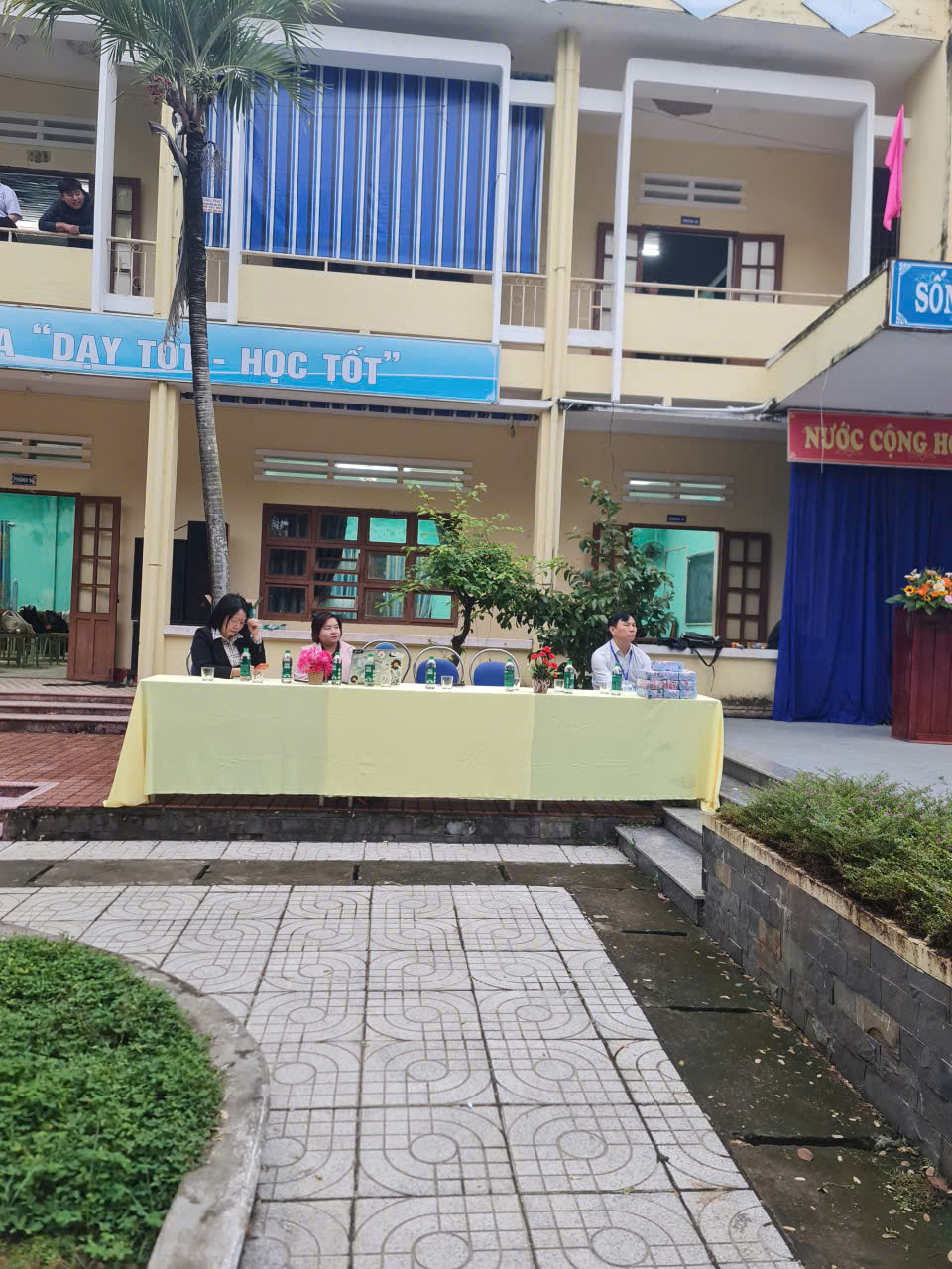 Thầy Hiệu Trưởng,Đại biểu Giám đốc chi cục dân số ,dược sĩ chuyên khoa 1 cô Hà