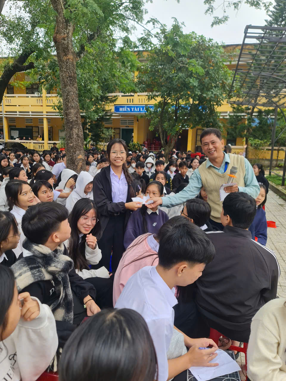 Thầy Hưng Phát quà cho khán giả