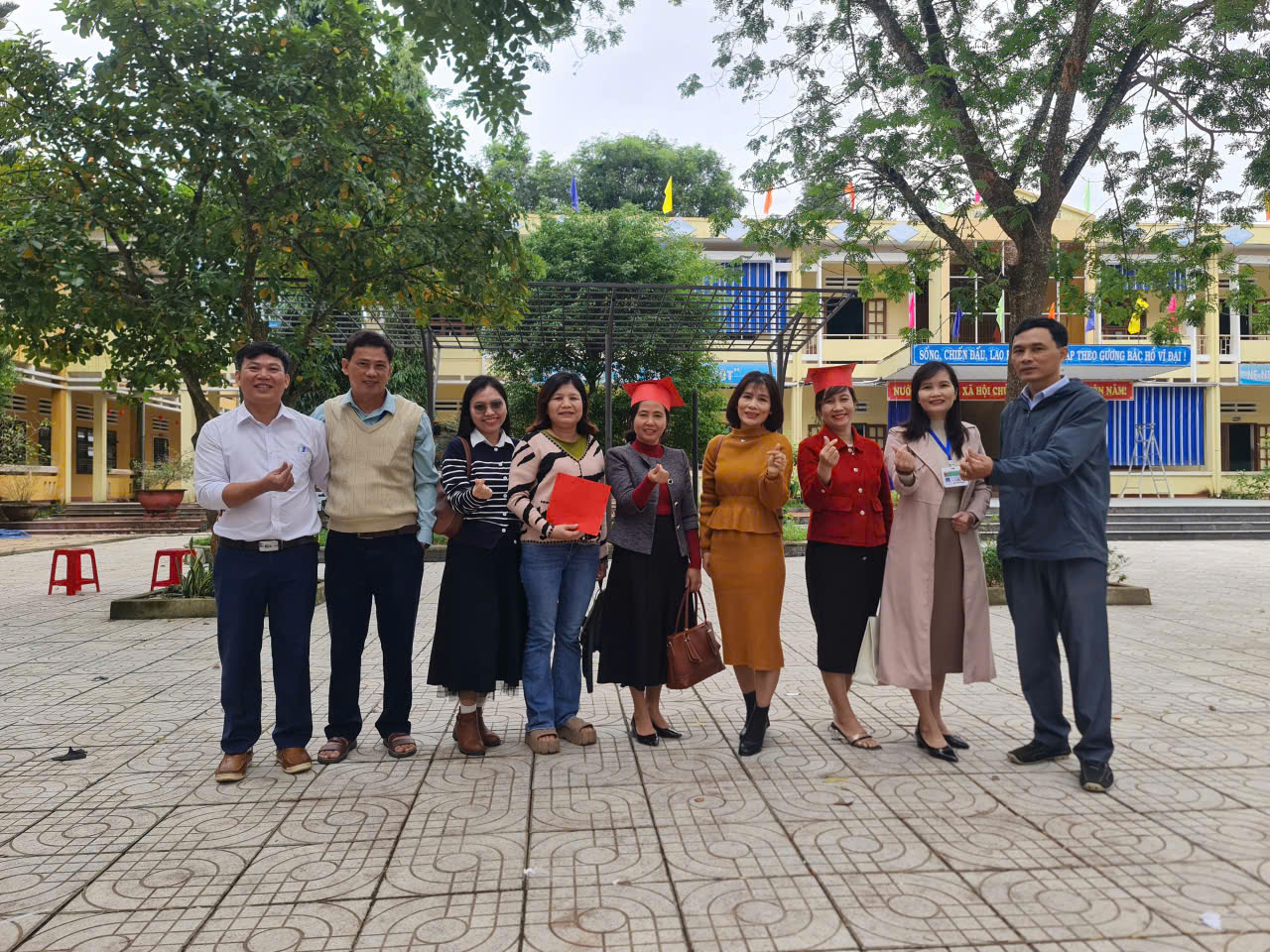 Tổ Hóa Sinh chụp hình lưu niệm với Thầy Chanh Cô Trinh