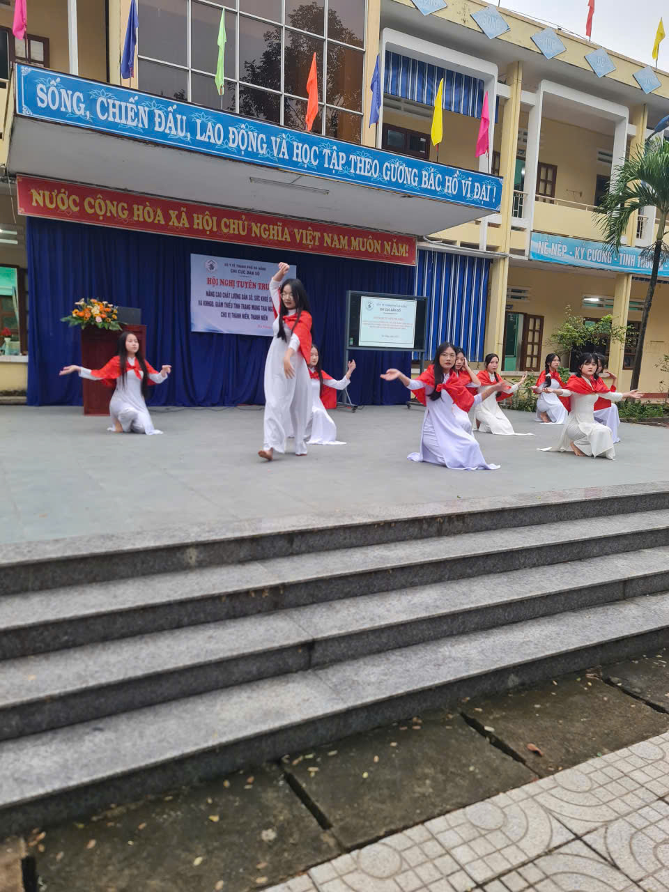 Văn nghệ chào mừng ngoại khóa lớp 12 2